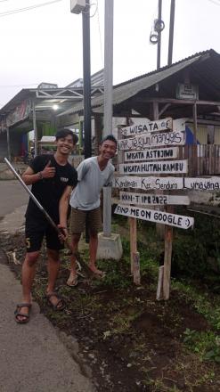 Pemasangan Plang Wisata Desa Kandangan
